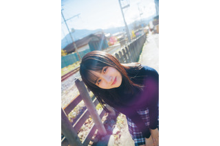 日向坂46・上村ひなの、ソロ写真集の彼女感あふれる秋私服&冬制服 画像