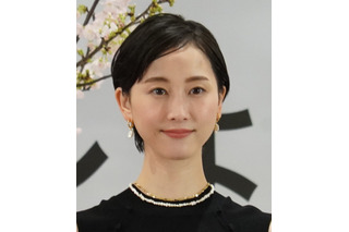 松井玲奈、ウェディングドレス姿のオフショにファン歓喜「フェアリーテイルな美しさ」 画像