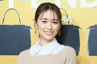 泉里香、暑い野外ロケ姿のあるものに反響「デカ過ぎやろ～」「これは涼しそう」 画像