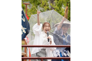 須田亜香里、安濃津丸1日船長就任！雨の中でも満面の笑顔が光る 画像