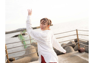 須田亜香里、SKE48卒業後初のフォトエッセイが発売前重版！海風に髪をなびかせる先行カットも解禁 画像