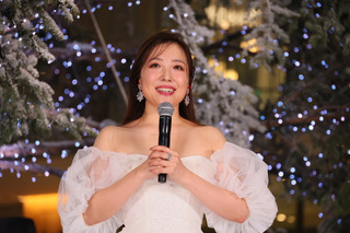 まるで雪の精！平原綾香、目を見張る純白ドレスでクリスマスイベントに登場 画像