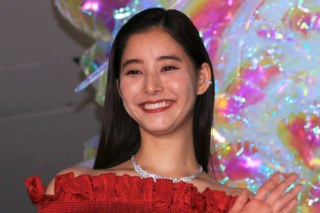 新木優子、シックな肩出しドレスで妖艶な魅力「完璧美女」「美を隠しきれない」 画像