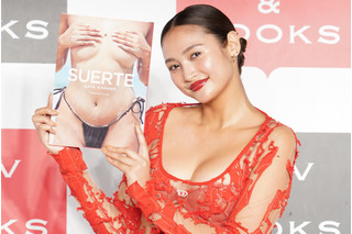 香川沙耶、写真集イベントに“布が少なめ”ドレス姿で登場「後ろを向くとお尻が見えます」 画像