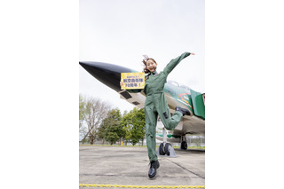 高崎かなみ、航空自衛隊の制服姿披露！『MAMOR』防人たちの女神に登場 画像