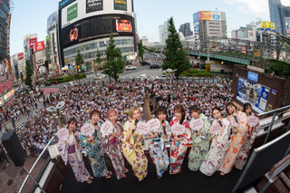 私立恵比寿中学、新宿のど真ん中でミニライブ！水かけパフォーマンスに3000人が熱狂！ 画像