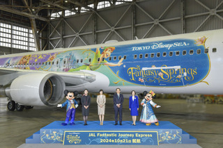 JAL、ディズニーシー「ファンタジースプリングス」テーマの特別塗装機を就航！ 画像