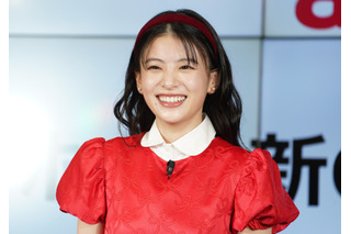 出口夏希、赤ワンピのアリス姿で登場…不思議の国から飛んできました！ 画像