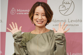 鈴木亜美、ルーズソックス×ミニスカの“JKショット”が「現役高校生にしか見えない」と話題 画像