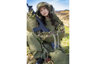 澄田綾乃が模擬銃装備のギリースーツ姿に！ 『MAMOR』表紙とグラビアに登場 画像