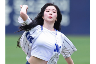 選手が思わず“指ハート”する美貌!韓国人気アイドル「Red Velvet」アイリーンの始球式に野球ファン熱狂 画像