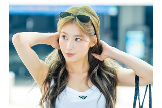 TWICEサナ、タイトなヒョウ柄ミニスカ衣装で大興奮！ライブ参戦SHOTに「ノリノリなの可愛すぎ！」の声【PHOTO】 画像