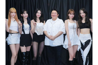 さらに痩せた？“BTSの父”、今度はLE SSERAFIMと一緒にギャルピース【PHOTO】 画像