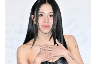 腕のタトゥーもチラ見せ…26歳になったTWICEチェヨン、誕生日ケーキを前に満面の“舌ペロ笑顔”!【PHOTO】 画像