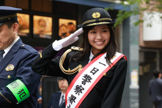 大原優乃、ピコ太郎、錦笑亭満堂が三田警察署一日署長に就任！特殊詐欺被害撲滅訴える 画像