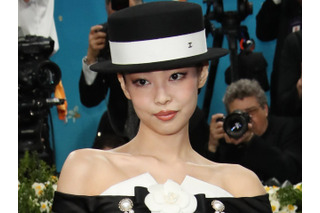 BLACKPINK・ジェニー、製作時間“330時間”の衣装でMet Galaに登場!「人間シャネル」の美しさを発揮 画像