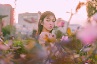 超ときめき♡宣伝部・小泉遥香、1st写真集の先行カット公開! お着替えカットから背中開きドレス姿まで 画像