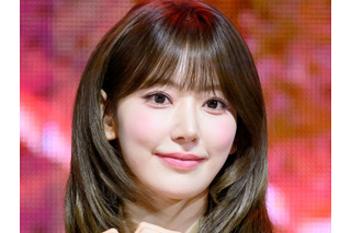 LE SSERAFIM・宮脇咲良、“胸元パックリ”キャミ姿で抜群スタイル披露!「レベチ」【PHOTO】 画像