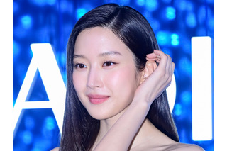 “限界ギリギリ”の衣装で再登場…ムン・ガヨン、露出多めの白ドレス姿に会場釘付け【独自写真】 画像