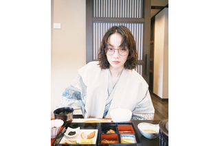 のん、眼鏡&浴衣姿に「透けるように美しい」 温泉旅行の朝食ショットを公開 画像