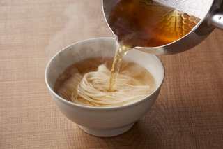 伝統の半田そうめん「オカベの麺」専用だしパックが5月28日から販売開始 画像