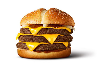 マクドナルド、7か月ぶりに復活!大人気の「トリプル肉厚ビーフ」が6月4日から2週間限定で発売 画像