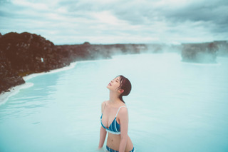 長濱ねる、8年ぶりの水着姿! アイスランドの地熱温泉をうっとりと堪能 画像
