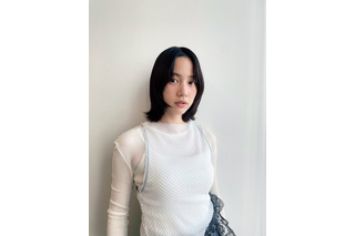 のん、コーディネートのセンス光るオフショット!「スカートのレースと赤ブーツかわいい」 画像