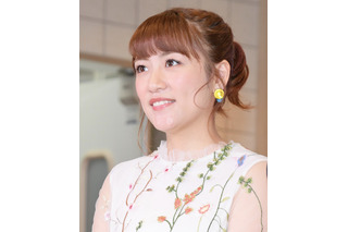 高橋みなみ、キリッと“キメ顔”で美デコルテ披露!「やはり神」「鎖骨美人」 画像