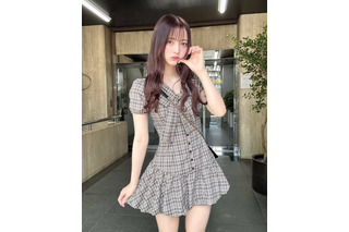 黒嵜菜々子、“あざと可愛い”チェック柄ワンピ姿が話題「スタイル抜群」「とっても似合って素敵」 画像