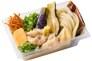 丸亀製麺、テイクアウト限定で「揚げ茄子と豚しゃぶうどん弁当」を本日新発売! 画像