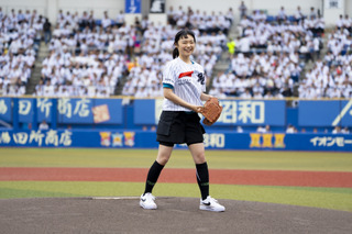 古川琴音、主演映画“ハナロク”の背番号で人生初始球式!「この空気を楽しみ尽くした」 画像