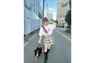 黒嵜菜々子、ミニスカ&ハイソックスの“JKコーデ”が可愛すぎる! 画像