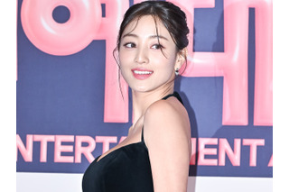 TWICE・ジヒョ、ぴたぴたな短めトップスで際立つボリューム感「ホットすぎる」「女王様」【PHOTO】 画像