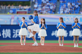 =LOVE、横浜スタジアムのDeNA対西武戦でライブパフォーマンス! 瀧脇笙古は始球式に初挑戦 画像