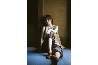 櫻坂46・的野美青、洋館で魅せる凛とした表情に釘付け!『B.L.T.8月号』の表紙を飾る 画像