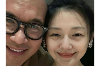 今年2月に日本で急逝した妻の“墓”近くに引っ越しか…深い悲しみに沈む韓国歌手、今も立ち直れず 画像