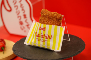“ジワジワ辛い”は本当? 明日発売の「ファミチキレッド」をいち早く実食! 画像