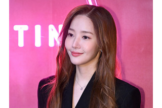 見えてる？女優パク・ミニョン、紐トップス着た妖艶な寝そべりSHOT「狂ってしまう」【PHOTO】 画像