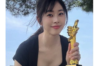 シースルードレスで婚約者と密着ハグ!“美しすぎる”韓国の弁護士タレント、ウェディングフォト公開 画像