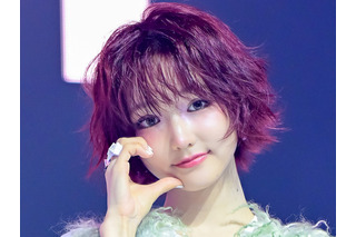 「短髪のあの子」でお馴染み!KiiiKiii・ジユ、金髪ショートヘアで唯一無二の可愛さ発揮【PHOTO】 画像