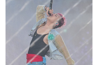 G-DRAGON、全身びしょ濡れでも圧巻の存在感!PSY夏フェスにサプライズ登場 『ピタカゲ』デュエットも【独占写真】 画像