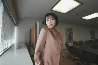 大原優乃、母が自分と同じ歳で着ていたセットアップ姿に「親子で着れるって、凄いです!」 画像