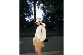 のん、ミニ丈パンツ×シャツで美脚あらわに!「足綺麗」「異次元のオシャレ」 画像