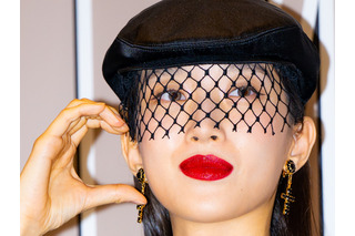 “ほぼ全部見えてる衣装”で話題に!『女神降臨』女優、愛らしさ全開のビハインドショット公開【PHOTO】 画像