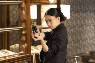 森川葵が銃を構えて犯罪グループの摘発へ!火9『スティンガーズ』場面写真が公開 画像