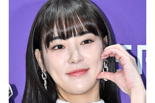 インナーはどこに?思い切った“素肌ジャケット”姿を堂々披露、韓国元アイドル女優の肉体が話題 画像