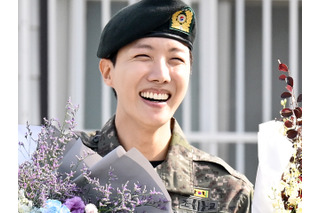BTS・J-HOPEの美談が話題 兵役時代の「戦友」と笑顔で再会、除隊後1年ぶりに“古巣の部隊”訪問 画像