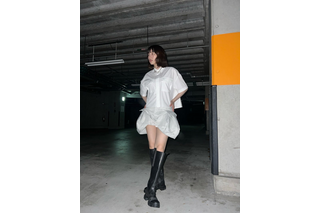 のん、ミニ丈パンツから美脚スラリ!“甘辛MIX”コーデに反響「ブーツ合わせが格好良すぎ」 画像
