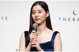 新木優子がボディライン際立つドレス姿で報道陣を魅了、挑戦したいのは「シュノーケリング」 画像